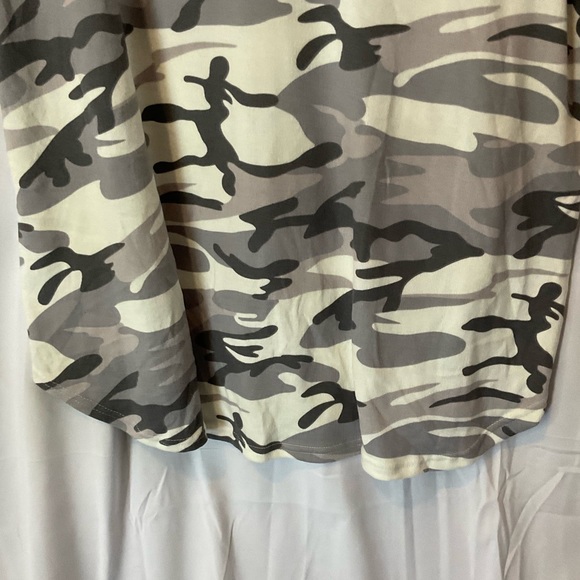 Heimish Women’s Short Sleeve V-Neck Gray Camouflage Size Large - Picture 7 of 11
